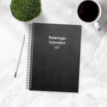 Noteringskalendern 2027 svart konstläder